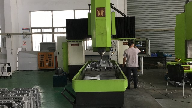 摩擦焊機焊接時噪音過大怎么處理呢？