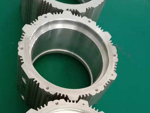 鋁型材加工中心各種機(jī)加工工藝精度能到達(dá)多少？-科鼎數(shù)控