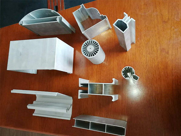 科鼎數(shù)控鋁型材自動鋸床鋸切產品